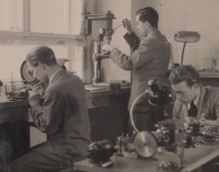 Julius Kodrík a spolužáci na elektrotechnické průmyslovce v Bratislavě, 1950