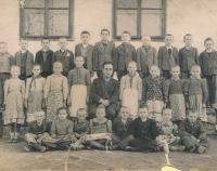Učitel a otec pamětníka Ferdinand Štika a jeho žáci před školou v Šumici, dole třetí zleva sedí jeho syn František, první polovina 50. let