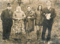 Zleva pamětníkovi rodiče Ferdinand a Anna Štikovi a příbuzní
