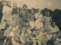 Žáci šumické školy s učitelem K. Pejšou na salaši, František Štika dole druhý zleva, 1956