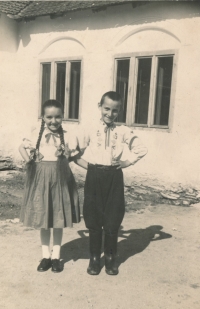 František Štika spolu s dívkou v českém kroji, Šumice, 50. léta