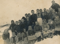 Žáci 1. a 2. třídy školy v Šumici s učitelem K. Pejšou, František Štika stojí třetí zleva, 1955–1956