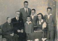 Český učitel Karel Schee a jeho rodina. Na Šumici učil v 50. letech