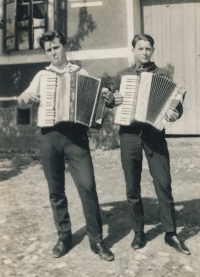 Vlevo s akordeonem Petr Sýkora, Šumice, 60. léta