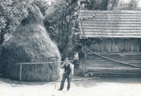Pamětníkův otec před stodolou naproti domku Sýkorových v Šumici