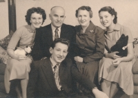 Jana, Josef, Marie, Zora a (dole) Vítězslav Malí, cca 1957-58
