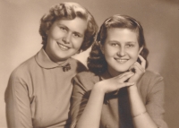 Helena Smolíková (vlevo), cca 1952