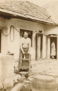 Otec při práci na dvoře gruntu, 1955