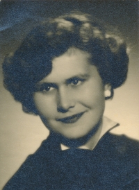 Helena Smolíková před maturitou, 1956