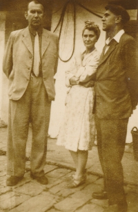 Rodiče Heleny Smolíkové se strýcem Janem (vpravo), 1955