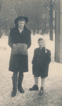 Pavel Beneš v roce 1944 se služebnou Zdeňkou