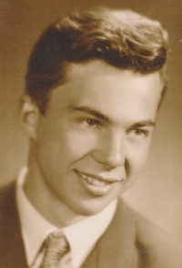 Pavel Beneš na maturitní fotografii z roku 1955
