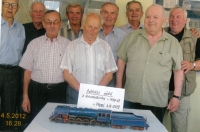 Václav Drhovský (čtvrtý zprava) na setkání se spolužáky z učiliště ve Škodovce, Plzeň, 2012