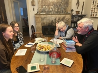 Milan Exner se svou ženou a žáky ZŠ TGM Poděbrady při nahrávání pro projekt Příběhy našich sousedů, 2023