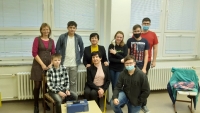 Hana Bubníková  (dole uprostřed) a Jiřina Langová s žákovským týmem při nahrávání pro projekt Příběhy našich sousedů, 2021
