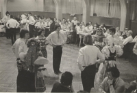 Jaroměřští Baráčníci a jejich mladá chasa při předtančení na plese v ZK Mír Jaroměř v roce 1977