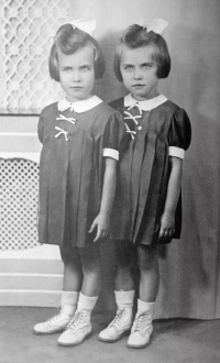 Dvojčata Hana Bubníková a Jiřina Langová v dětství