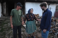 Helena Velichová se svým synem a vedle nich stojí dokumentarista Rostislav Šíma, Šumice, září 2023