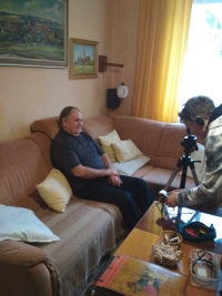 Vladislav Veselý při natáčení týmem projektu Příběhy našich sousedů