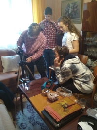 Tým projektu Příběhy našich sousedů při natáčení