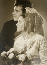 Svatební fotografie novomanželů Tvrdoňových, prosinec 1968