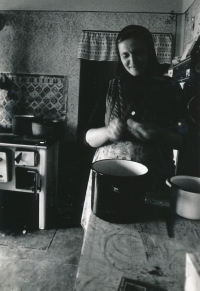 Anna Šuhová při loupání brambor