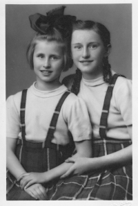 Ilona (vlevo) a Eva Holých, 1946