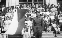 Ilona v kroji (uprostřed vedle vlajky) před radnicí v Jablonci nad Nisou, 1946
