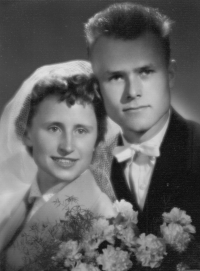 Svatební fotografie Ilony a Karla Bláhových, 1957