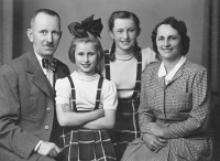 Rodina Holých – zleva otec Stanislav, pamětnice Ilona Holá, sestra Eva Holá a maminka Albína Holá, 1946