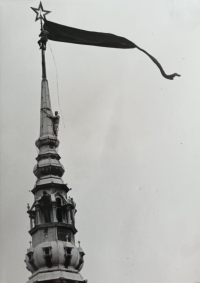 Vyvěšování černé vlajky na liberecké radnici, srpen 1968