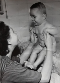 Malá Kateřina Blumová s maminkou, 1954