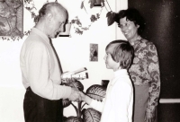 František Hažmuka s manželkou a vnučkou, 1984