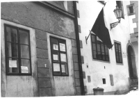 Okno ateliéru Vladimíry Konvalinkové v listopadu 1989