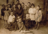 Milena Hradecká (zcela vpravo) ve škole ve volyňském Zdolbunově, cca 1944