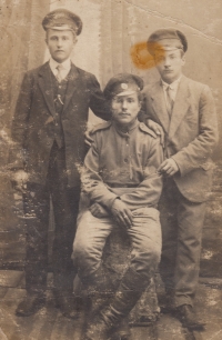 Otec pamětnice Josef Bajer (vpravo) jako jeden z cukrářských učňů ve volyňském Kvasilově, 30. léta 20. století