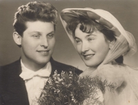 Svatební foto Mileny Hradecké a jejího manžela Miloslava, Chomutov, 1958