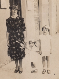 Milena Hradecká (uprostřed) se svojí sestrou a maminkou v ulicích volyňského Rovna, 1939