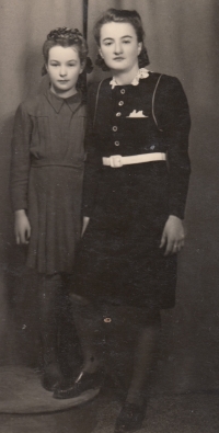 Milena Hradecká se svojí sestrou Marií po reemigraci do Československa v roce 1947
