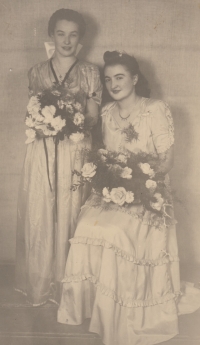 Milena Hradecká (vlevo) na svatbě své sestry Marie, 1954