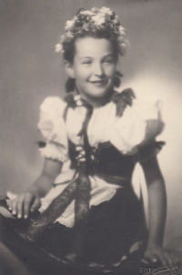 Milena Hradecká v kroji na oslavy Prvního máje, 50. léta 20. století
