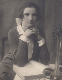 Matka pamětnice Antonie Bajerová, rozená Dolečková, Volyň, 30. léta 20. století