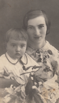 Matka Antonie Bajerová se sestrou pamětnice Marií, Volyň, 30. léta 20. století