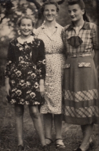 Pamětnice (vlevo) se svojí matkou a sestrou ve Spořicích u Chomutova, 1949