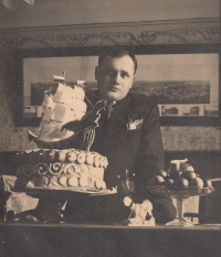 Otcův švagr Václav Jaček se také živil jako cukrář ve volyňském Zdolbunově, 1935