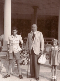 Hrbkovi (bratr Georg, otec a sestra Lucy) na kolonádě v Luhačovicích roku 1942