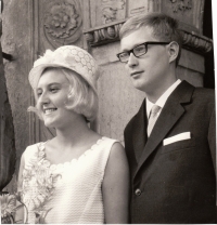 Svatební foto novomanželů Hrbkových, 1966