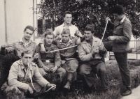 Milan Pavlů (uprostřed) s kamarády z vojenské služby, 60. léta 20. století