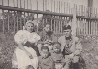 Milan Pavlů (druhý zleva) s rodiči a sourozenci, 1946