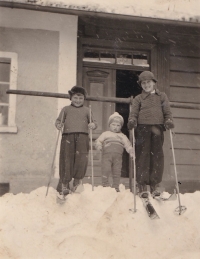 Milan Pavlů (uprostřed) s bratry, 40. léta 20. století
